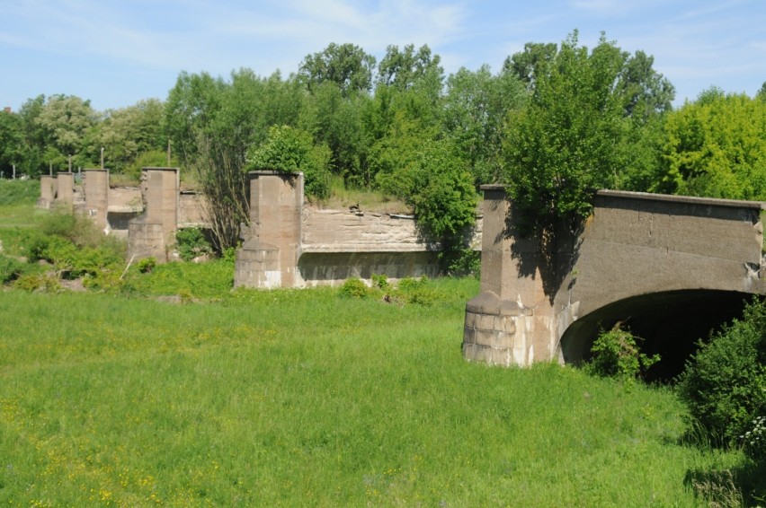 Zniszczone graniczne mosty na Odrze i Nysie Łużyckiej. Miały być odbudowane, a zostały zapomniane