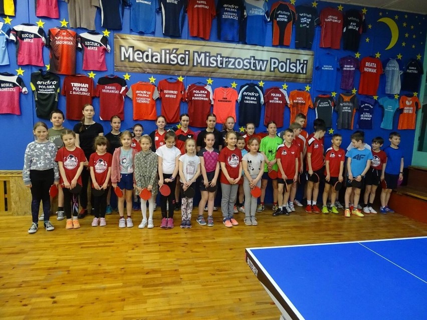 Wielkanocny turniej tenisa stołowego dla dzieci w Chełmnie