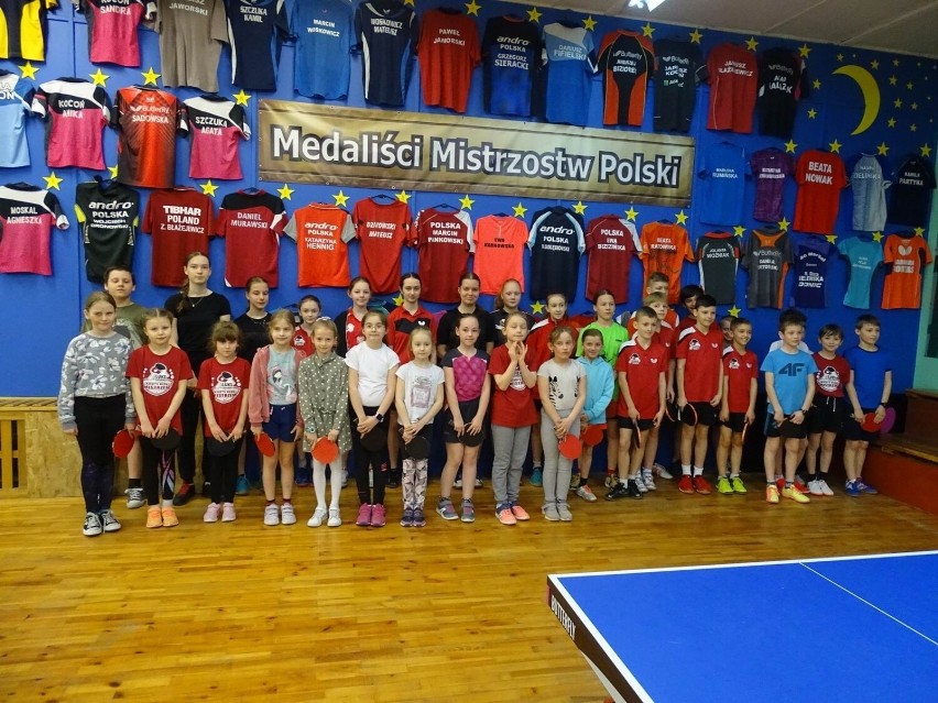 Wielkanocny turniej tenisa stołowego dla dzieci w Chełmnie