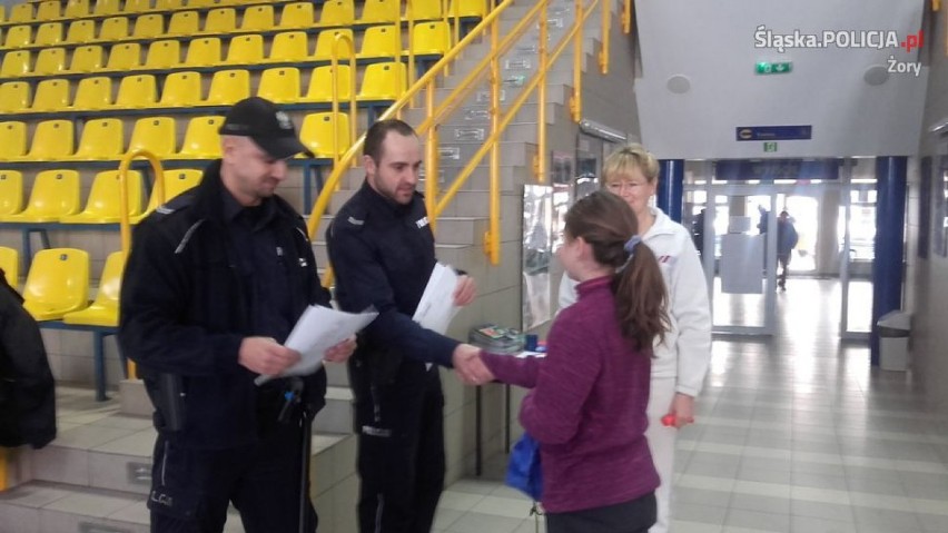 Policjanci rozdali kalendarze dzieciom na półkoloniach w Żorach