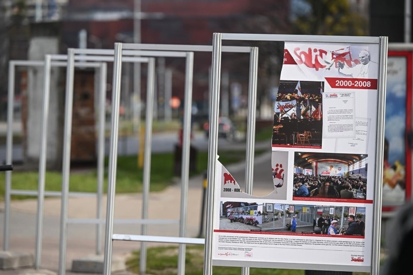 Wystawa została zniszczona już po raz drugi.