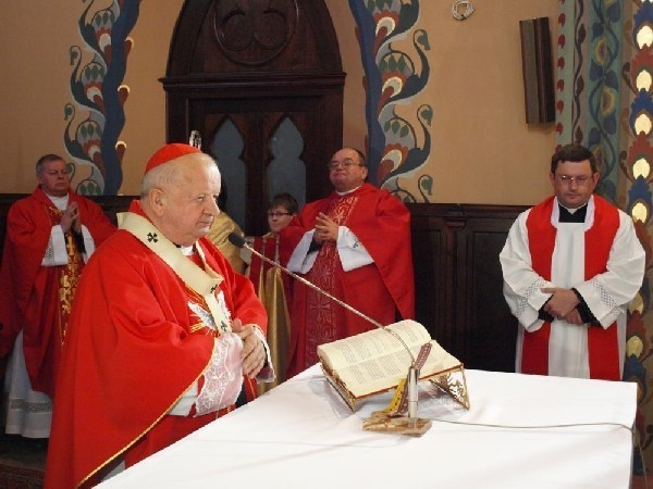 Kardynał Dziwisz bierzmował i poświęcił polichromię [ZDJĘCIA,VIDEO]