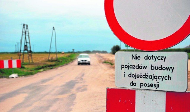 Na odcinku od projektowanego ronda do granicy województwa trwają prace rozbiórkowe.