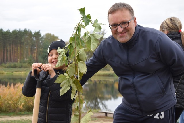 Czerwieńsk. 19 października 2019. Akcja "Jedno dziecko, jedno drzewo" nad zalewem.