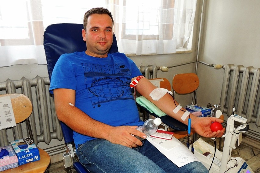 Ponad 25 litrów krwi udało się zebrać podczas akcji zorganizowanej przez Klub HDK PCK w Moszczenicy. Oto nasi bohaterowie [ZDJĘCIA]