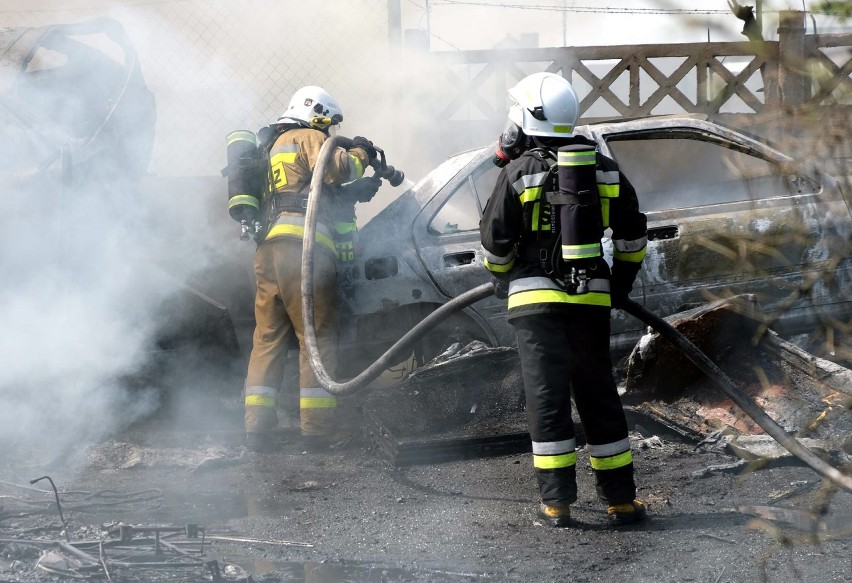 Groźny pożar na stacji demontażu pojazdów w Nieżychowicach. Płonęło kilkanaście zezłomowanych aut oraz mnóstwo zdemontowanych części