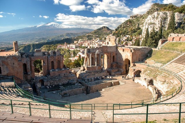 CC BY 2.0

Taormina to urokliwa miejscowość, którą kochają turyści przebywający na Sycylii. Zlokalizowana w północnej części wschodniego wybrzeża wyspy, oferuje zwiedzającym nie tylko piękne widoki i plaże, ale też wiekowe zabytki. Do najważniejszych atrakcji turystycznych można zaliczyć chociażby stary zamek, katedrę i dawny teatr grecki. 


