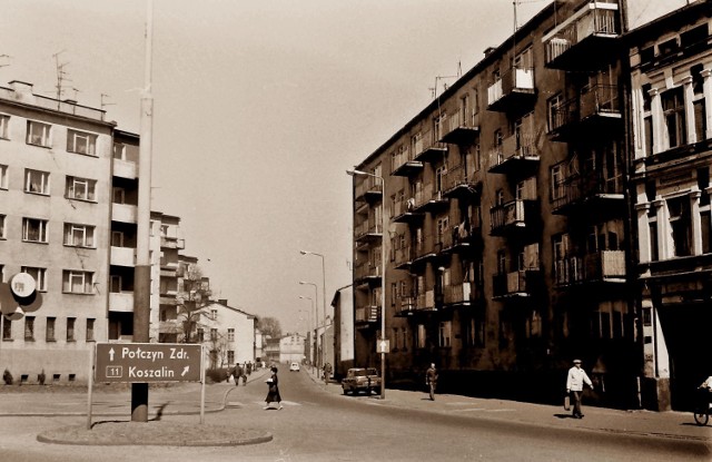 Stara ulica Koszalińska w latach 80, od tego czasu jej stan się tylko pogorszył. Stąd liczne wypadki np. na skrzyżowaniu z Zieloną