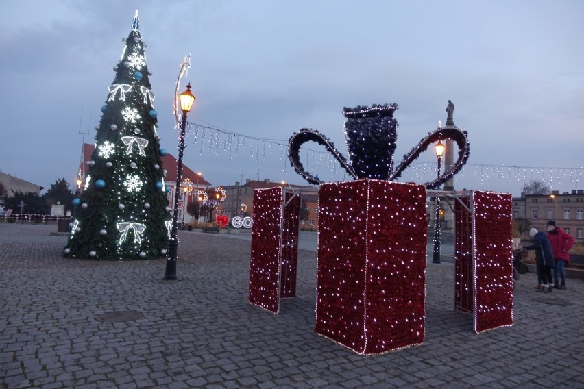 Rynek w Gostyniu w świątecznej odsłonie 2020. Świąteczne iluminacje robią wrażenie i cieszą się zainteresowaniem mieszkańców [ZDJĘCIA]