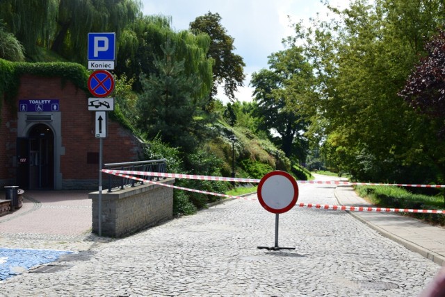 Władze  Sandomierza nadal  usuwają skutki nawałnicy jaka przeszła na miastem. Do najpilniejszych zadań należy naprawa ulicy Podwale Górne, która  łączy Stare Miasto z ulicą Tatarską, a dalej Mickiewicza. Dziś ulica jest zamknięta, a dojazd do Starego Miasta jest możliwy wyłącznie od strony ulicy Zamkowej. Więcej na kolejnych zdjęciach.