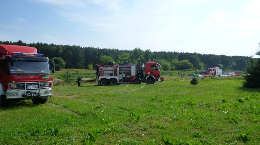 Strażacy wyciągali volkswagena z jeziora