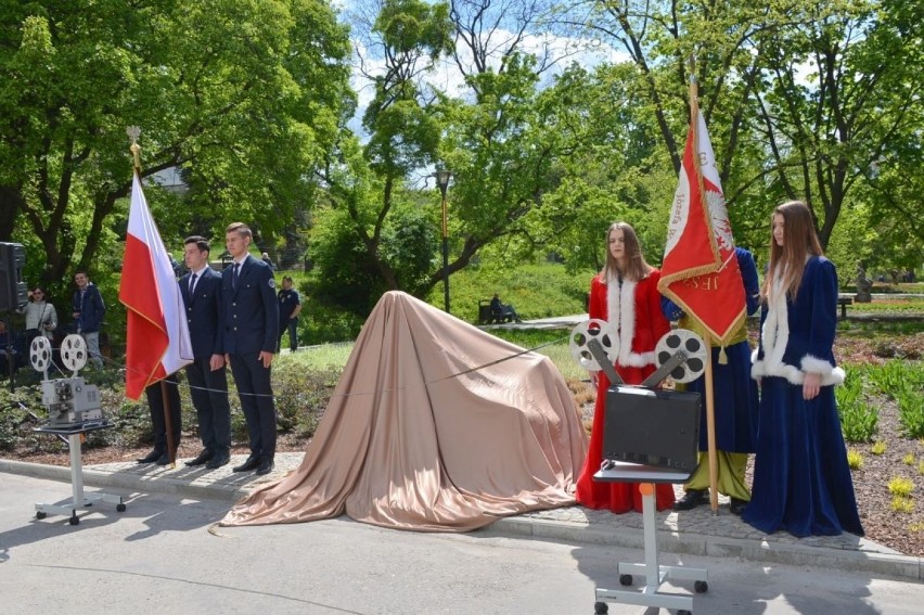 Odsłonięto ławeczkę Andrzeja Koziei. Stanęła na skwerze obok kieleckiego kina Moskwa [ZDJĘCIA] 