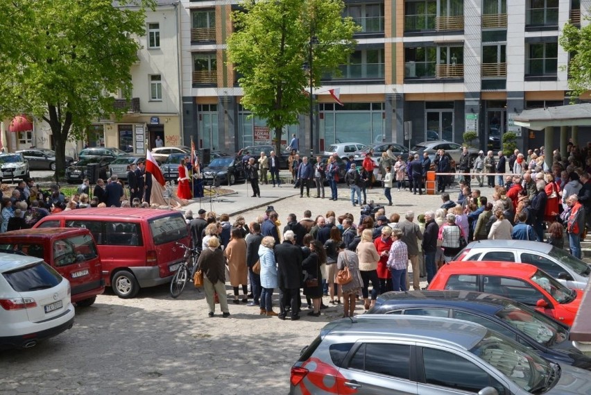 Odsłonięto ławeczkę Andrzeja Koziei. Stanęła na skwerze obok kieleckiego kina Moskwa [ZDJĘCIA] 