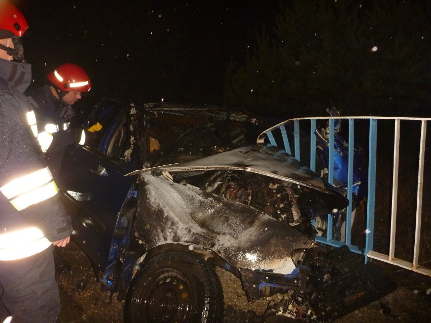 Wypadek w Chechle. Auto uderzyło w barierę mostu