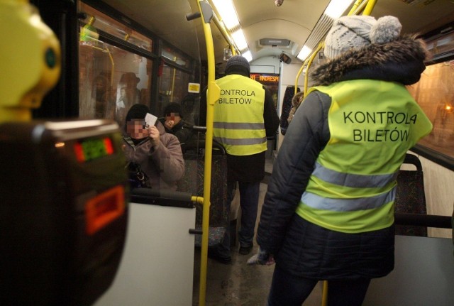 18-latek jechał bez biletu i skopał drzwi autobusu