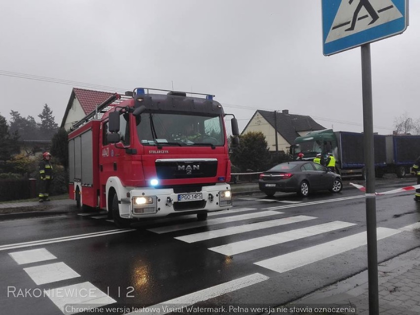 W Rakoniewicach zderzyły się osobówka, auto dostawcze i ciężarówka! [ZDJĘCIA]