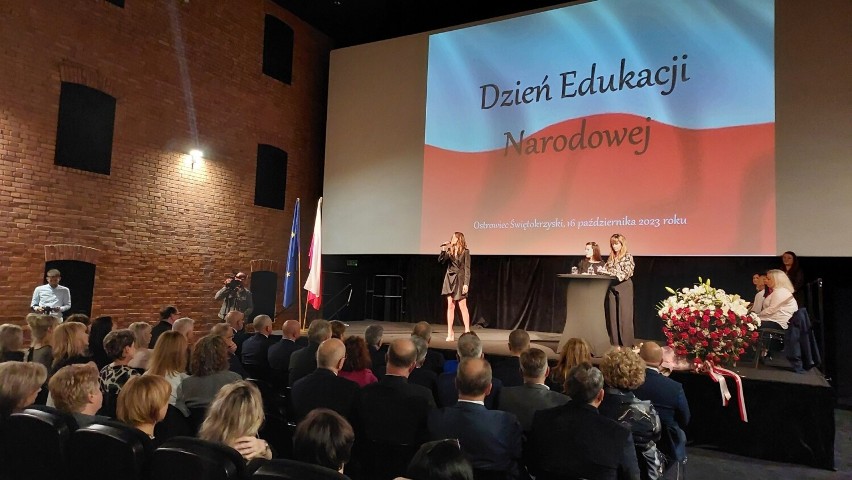 Dzień Edukacji Narodowej w Ostrowcu Świętokrzyskim. To czas podziękowania nauczycielom za ich pracę. Zobacz zdjęcia i film