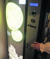 Automaty z pamiątkowymi medalami oszukują? Pomóc może tylko serwis
