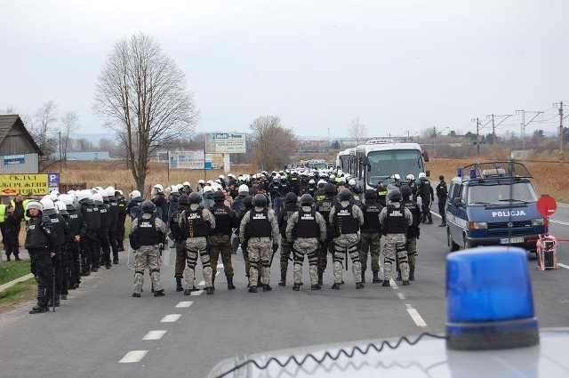 Celem ich było skoordynowanie działań służb zaangażowanych w przywracanie  porządku publicznego na wypadek awantury kibiców w rejonie przejścia granicznego. W ćwiczeniach brali udział funkcjonariusze: Policji, Straży Granicznej, Straży Ochrony Kolei oraz Służby Celnej. 


Policyjne ćwiczenia "EURO 2012" [zdjęcia]