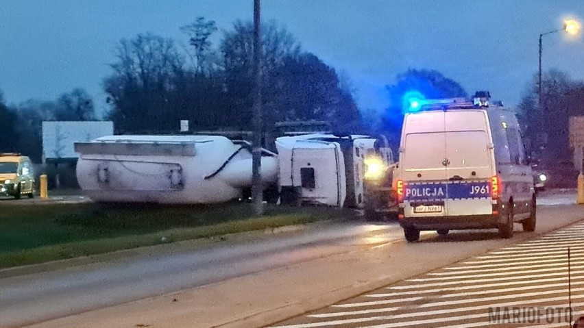 Wypadek cysterny przy rondzie na obwodnicy Opola.