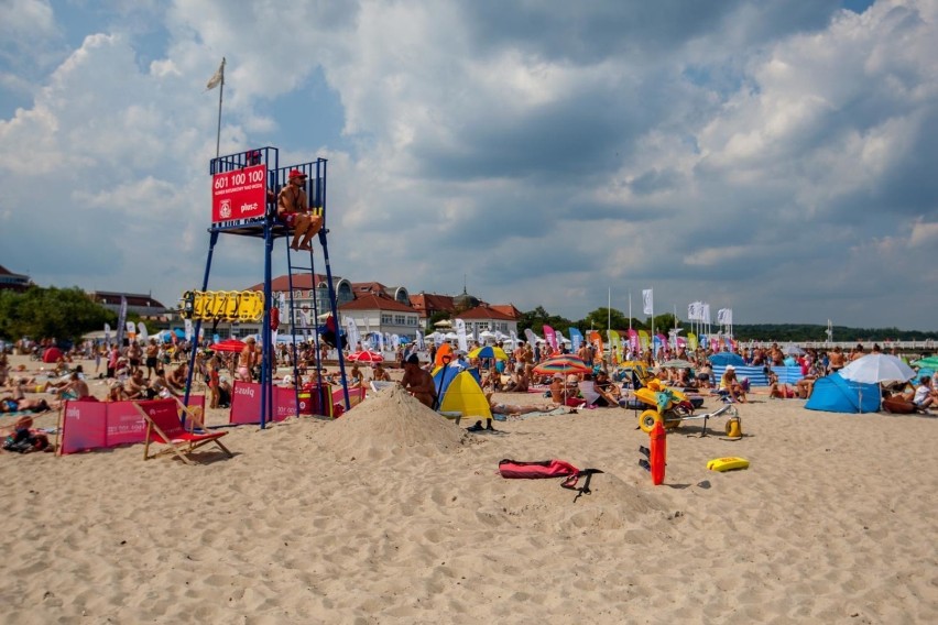 Strzeżone kąpieliska w Trójmieście. Na której plaży możemy odpoczywać bezpiecznie z dziećmi? Tych kąpielisk pilnują ratownicy 