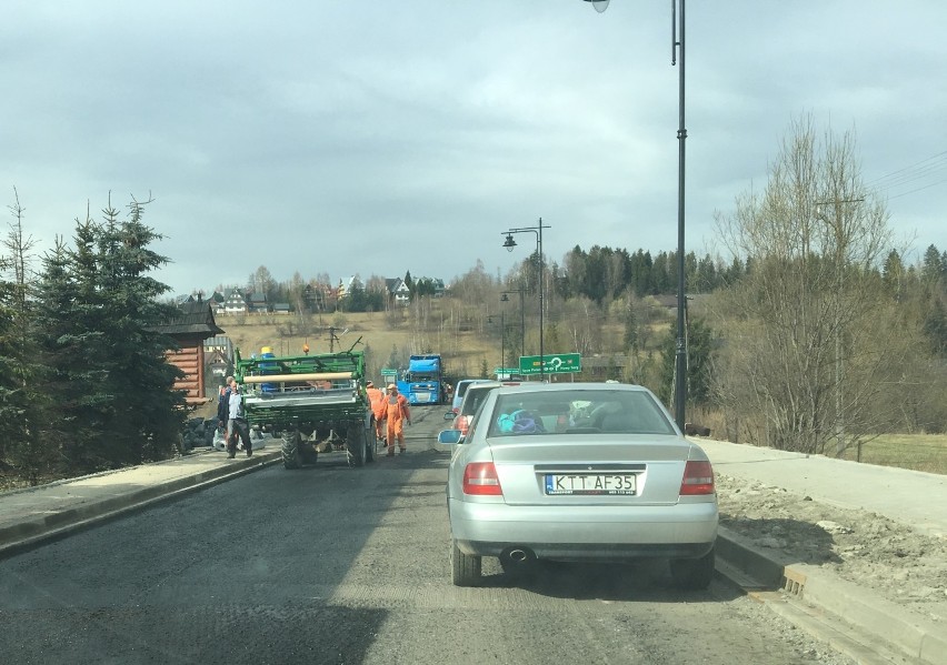 Czarna Góra: Drogowcy leją asfalt na drodze do granicy ze Słowacją. Duże korki [ZDJĘCIA]
