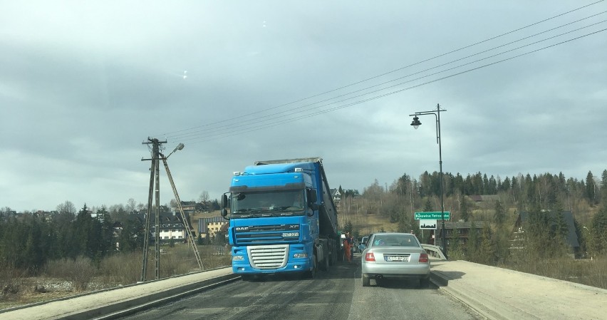 Czarna Góra: Drogowcy leją asfalt na drodze do granicy ze Słowacją. Duże korki [ZDJĘCIA]