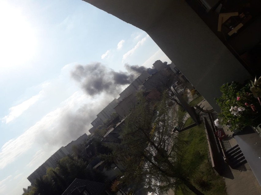 Płonie hala w Rybniku na Zebrzydowickiej! Kłęby czarnego dymu nad miastem ZDJĘCIA