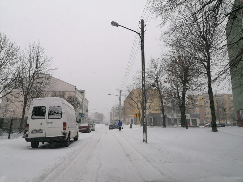 Zima 2021 w Tomaszowie Maz. Śnieżyca i fatalne warunki na tomaszowskich drogach [ZDJĘCIA]