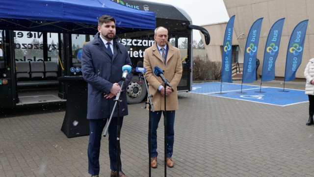 Jakub Banaszek prezydent Chełma (z lewej) i Maciej Nietopiel, prezes firmy Polski Autobus Wodorowy, 18 marca podpisali umowę na dostawę autobusów wodorowych dla Chełma.  fot.