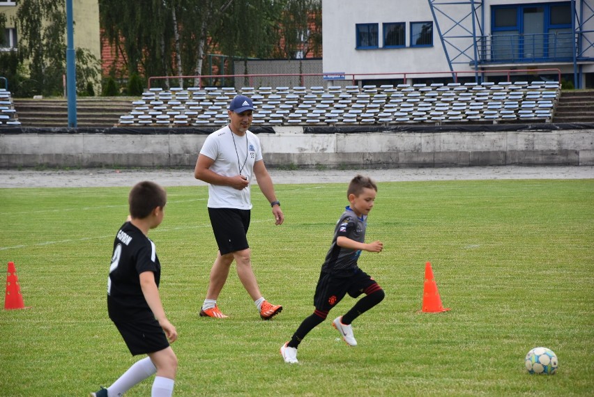 Piłka nożna. Na stadionie przy ul. Bydgoskiej trenują młodzi pilscy piłkarze. Zobaczcie zdjęcia