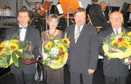 Laureatom (od lewej): Sławomirowi Chrzanowskiemu, Alinie Cyfrze i Henrykowi Mandryszowi gratulował wiceprezydent Mieczysław Cupiał (drugi z prawej).