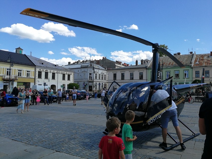 Na płycie sądeckiego rynku wylądował helikopter akcji Positive Ways 