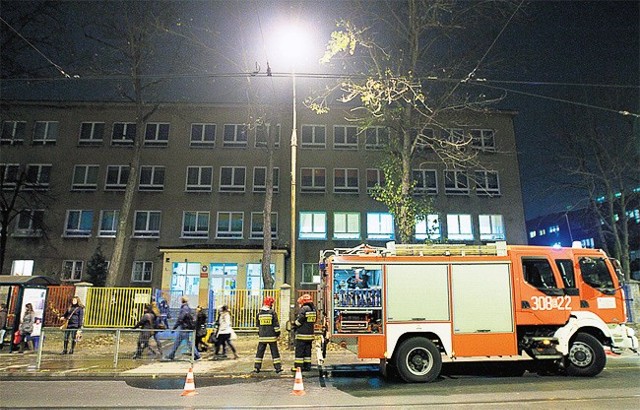 Po ugaszeniu ognia strażacy wietrzyli budynek.