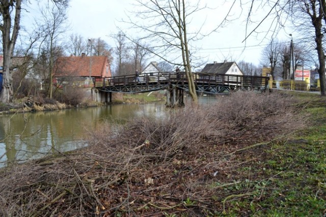 Nowy Dwór Gdański. Brzeg rzeki przy ul. Sienkiewicza