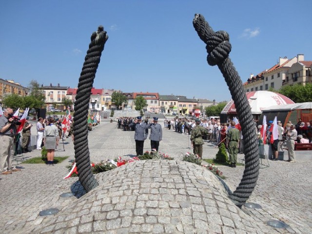 Symboliczny pomnik na Rynku został postawiony w 50 rocznicę powieszenia ostrowczan.