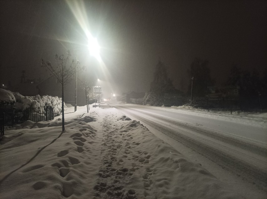 Ciężka sytuacja na cieszyńskich drogach po opadach śniegu. Uwaga na korki