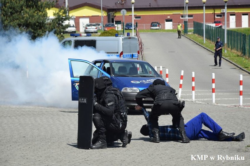 Policjanci ćwiczyli w szkole w Świerklanach