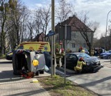 Zderzenie volkswagena z renault we Włocławku. 74-latek wymusił pierwszeństwo. Zdjęcia