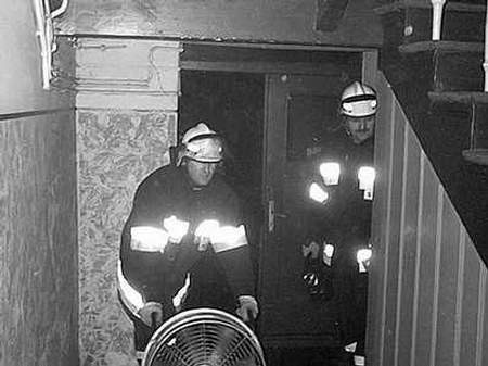 Na zdjęciu Adam Sikora i Piotr Bilski  w czasie wypompowywania wody z piwnicy.
