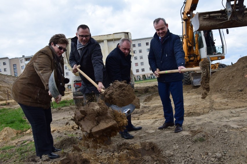 Nowy blok buduje w Sieradzu Sieradzka Spółdzielnia Mieszkaniowa - z mieszkaniami pod wynajem