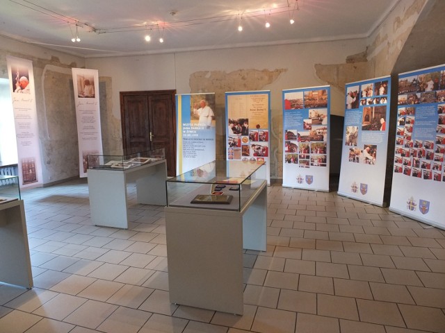 Do końca maja w Muzeum Miejskim w Żywcu można oglądać wystawę papieską "Santo-Subito".