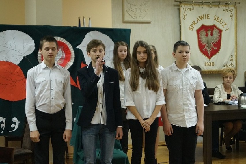 Koziegłowy: uczniowie przedstawili przedstawienie nawiązujące do odzyskania Niepodległości [ZDJĘCIA]