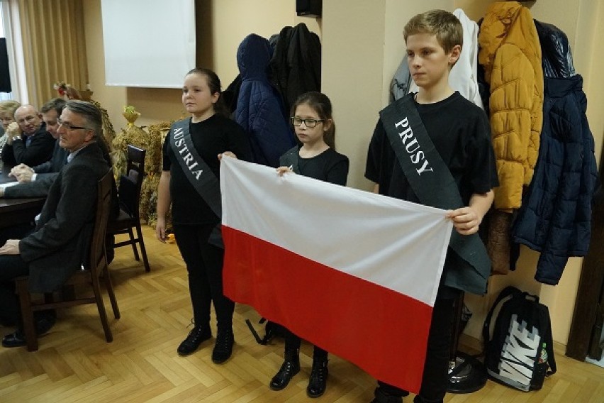 Koziegłowy: uczniowie przedstawili przedstawienie nawiązujące do odzyskania Niepodległości [ZDJĘCIA]