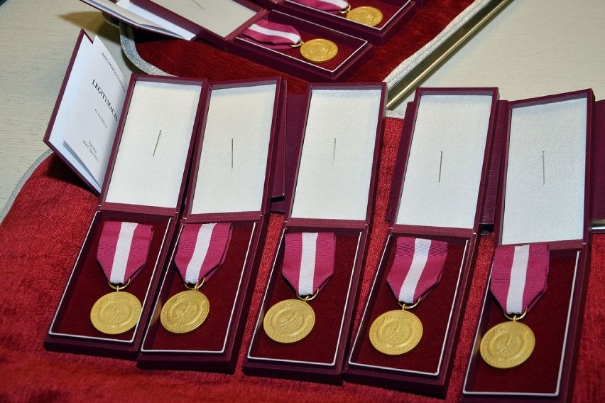 10 urzędników z Przemyśla wyróżnionych medalami za długoletnią służbę [ZDJĘCIA]