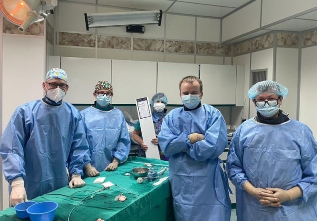 Operację przeprowadzili: Dariusz Plewik i Sebastian Raczkiewicz pod kierownictwem doktora Marka Styczkiewicza. Wspierał ich dr Felix Woitek