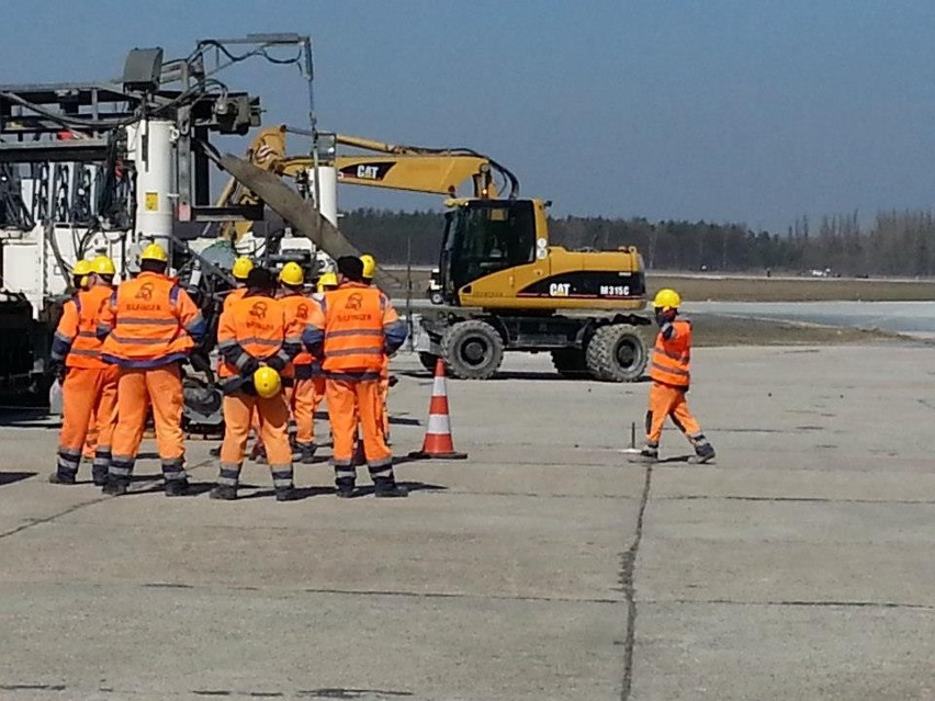 Naprawa pasa startowego na lotnisku w Modlinie potrwa dłużej