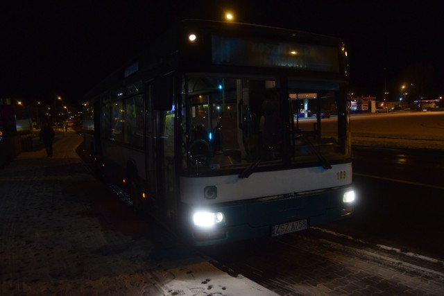 Autobus W1 na przystanku koło Tesco