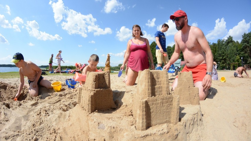 Na plaży nad Jeziorem Rudnickim w Grudziądzu budowali zamki z piasku [wideo, zdjęcia]