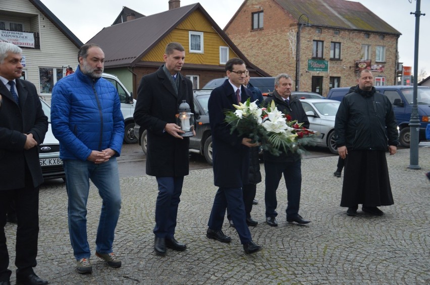 Premier Morawiecki w Suchowoli. Złożył kwiaty pod pomnikiem bł. ks. Jerzego Popiełuszki (zdjęcia)